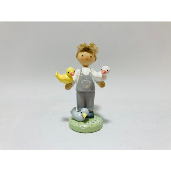 男の子と小鳥