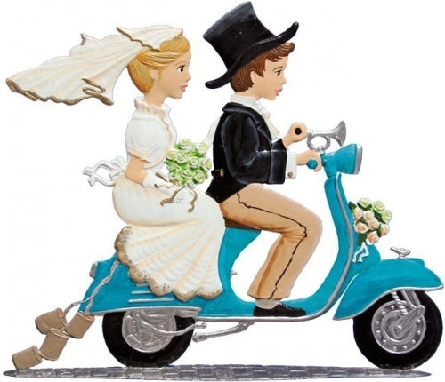 バイクに乗るカップル